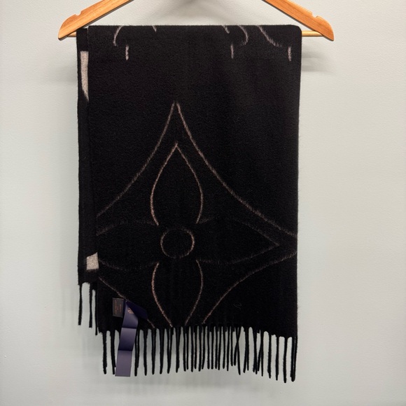 Louis Vuitton Scarf - Picture 2 of 5